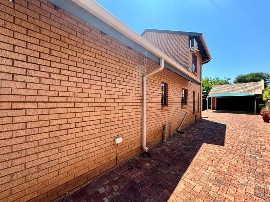 3 Bedroom Property for Sale in Mooivallei Park North West